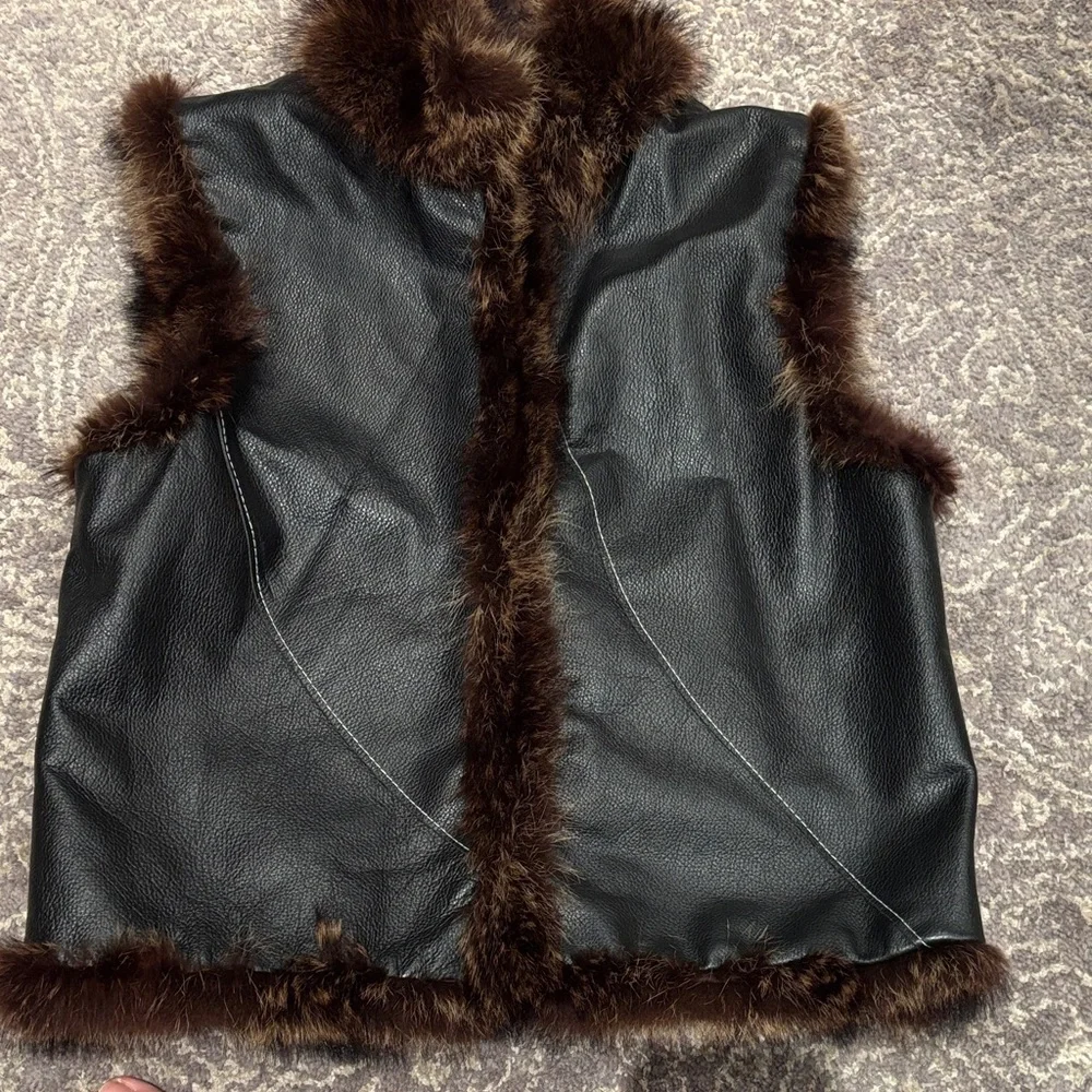 Black 100% Leather Vest with Real Brown Fur Trim in L - Picture 2 of 10